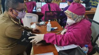 Sempat Takut, 250 Petugas Pasar Cipanas Ikuti Vaksinasi